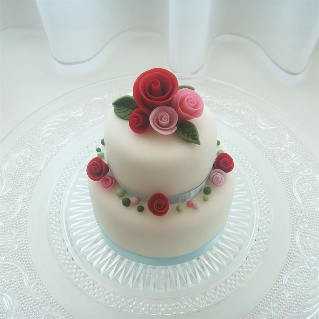 ミニサイズのウェディングケーキ ホワイト Lovely Mini Wedding Cake White Rose Cakes By Koko Koko S Life